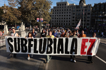 Cabeza de la manifestación al poco de arrancar en la plaza del Arriaga.