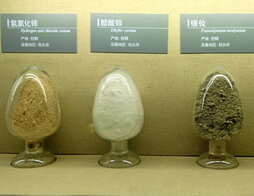 A la izquierda, exposición de compuestos que contienen tierras raras en la ciudad de Hohhot, en la provincia china de Mongolia Interior. Abajo, un empleado sujeta una oblea para fabricar chips en la fábrica de Nexperia en Hamburgo.