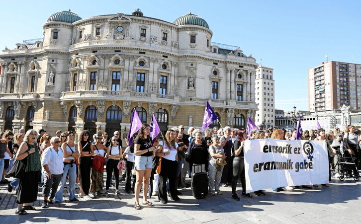 Elkarretaratzea egin zuten atzo, Bilbon, Zarauzko hilketa gaitzesteko.
