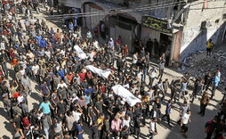 Palestinos transportan los cuerpos de los rehenes liberados por Israel en virtud de la tregua acordada con Hamas.