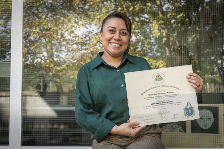 Karla Osorio muestra su licenciatura en Trabajo Social. 
