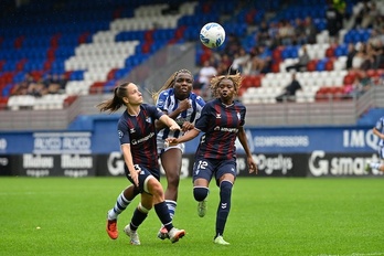 Edna intenta correr hacia el área entre Garazi y Belem en el partido de Liga F entre Eibar y Real disputado en Ipurua.