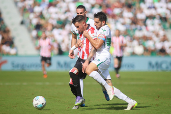 Berenguer trata de avanzar ante la presión del equipo ilicitano. 