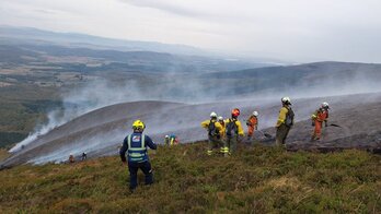 Bomberos trabajando en la sierra de Elgea.
