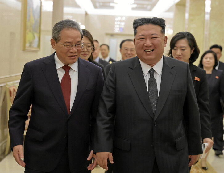 Kim Jong-un camina junto al primer ministro chino Li Qiang.