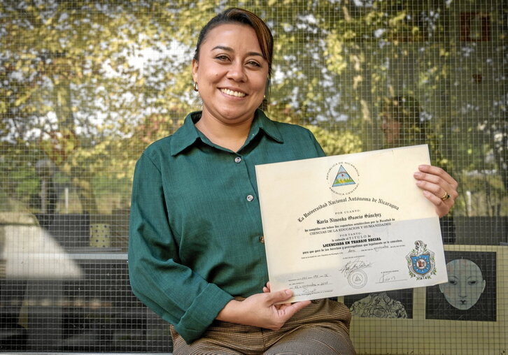 Karla Osorio muestra su licenciatura en Trabajo Social.