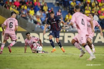 Martón con el balón en el partido de Segunda entre Las Palmas y Eibar disputado en el Gran Canaria.
