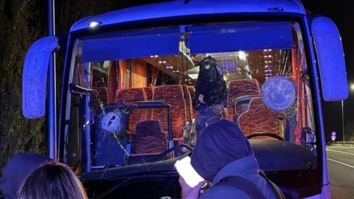 Imagen de los impactos recibidos en la luna delantera del autobús. El de la izquierda la causó la muerte al segundo conductor.