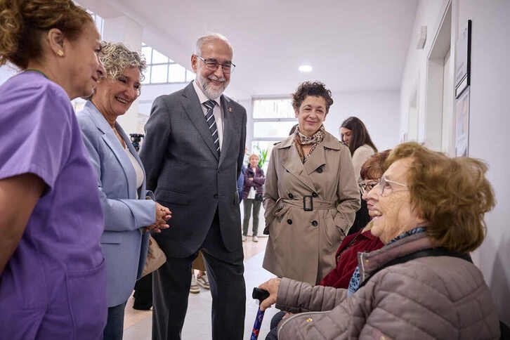 El consejero de Salud, Fernando Domínguez, y la directora gerente del Ispln, Marian Nuin, en la presentación de la campaña de vacunación en un centro de salud de Barañain.