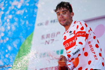Jon Agirre en el podio del Tour de Qinghai.