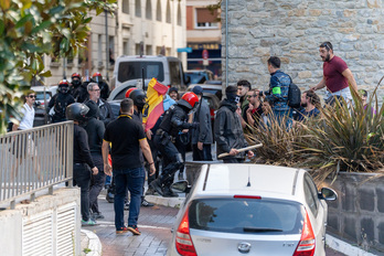 La Ertzaintza actuó contra las personas que protestaban ante los falangistas que con cascos y palos salían del parking.