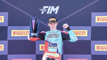 Euforia de Beñat Fernández tras imponerse en el campeonato mundial de Supersport 300.
