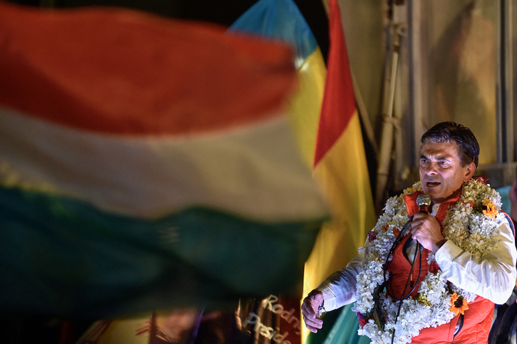 Rodrigo Pazek hitzaldi bat eman du bere jarraitzaileen aurrean, La Pazeko presidentetzarako hauteskundeen bigarren itzuliko emaitzen ondoren.