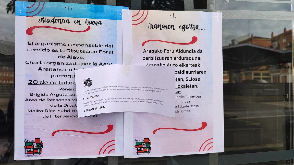 Carteles informativos en los portales de Arana.