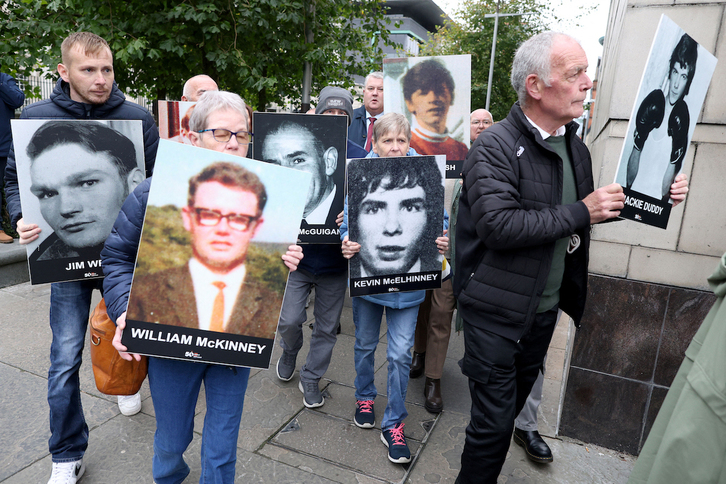 Familiares de víctimas del «Domingo Sangriento» a su llegada a la Corte de Belfast el pasado 16 de octubre.