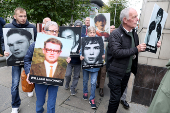 Familiares llegaron el pasado 16 de octubre a la Corte de Belfast con carteles con fotografías de fallecidos en el «Domingo Sangriento».