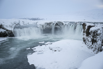 La cascada Godafoss, en Islandia, congelada a principios de octubre.