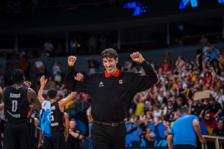 Un Alex Mumbrú visiblemente demacrado celebra el oro conquistado al frente del banquillo de Alemania en el reciente Eurobasket.