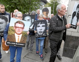 Familiares de víctimas del «Domingo Sangriento» a su llegada a la Corte de Belfast el pasado 16 de octubre.