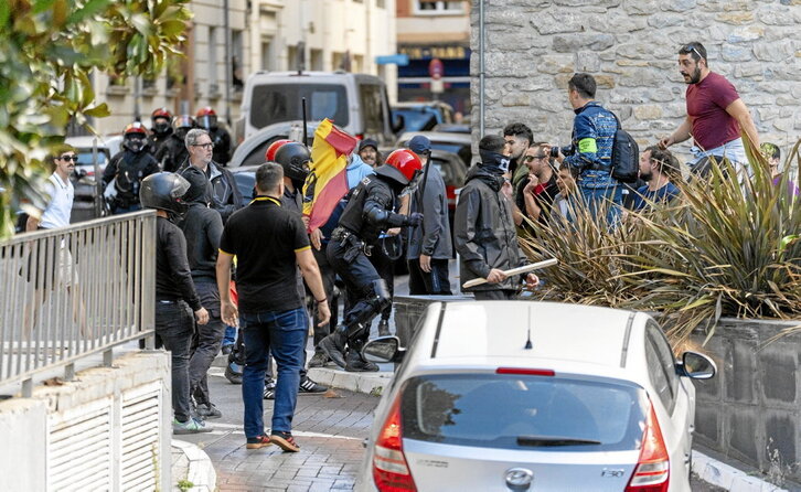 La Ertzaintza actuó contra las personas que protestaban ante los falangistas que con cascos y palos salían del parking.