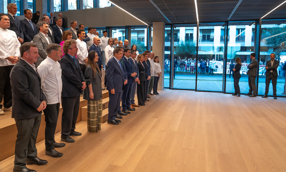 Acto de inauguración, con las protestas en las calle. Acto de inauguración, con las protestas en las calle.