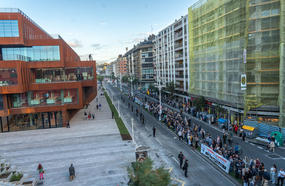 Protestas en el exterior del nuevo edificio. Protestas en el exterior del nuevo edificio.