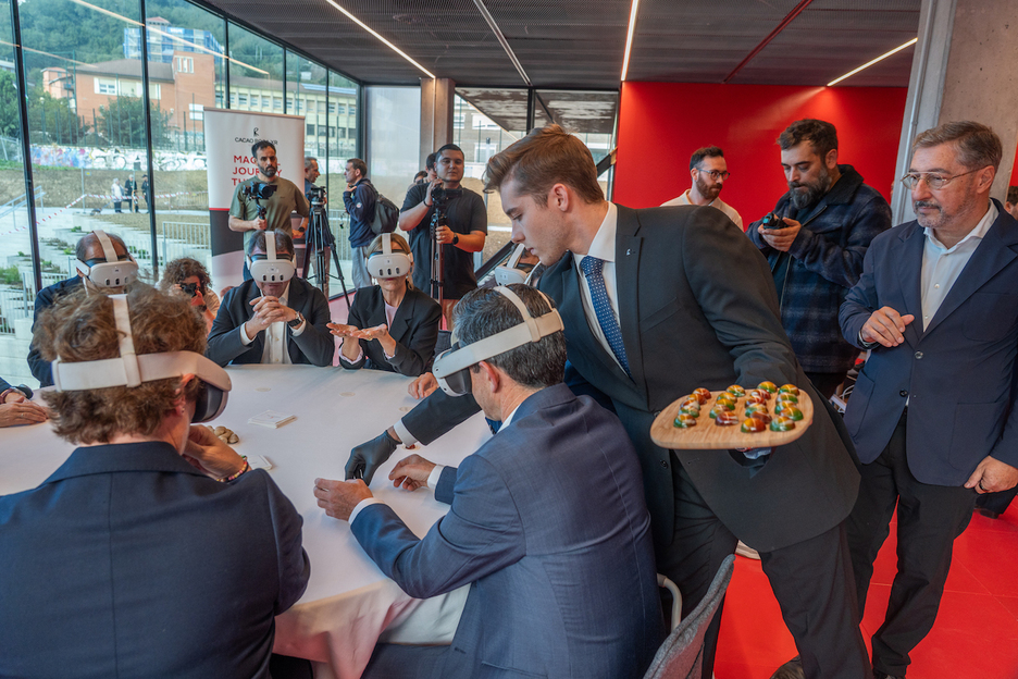 Responsables de BCC y políticos con gafas de realidad virtual. Responsables de BCC y políticos con gafas de realidad virtual.