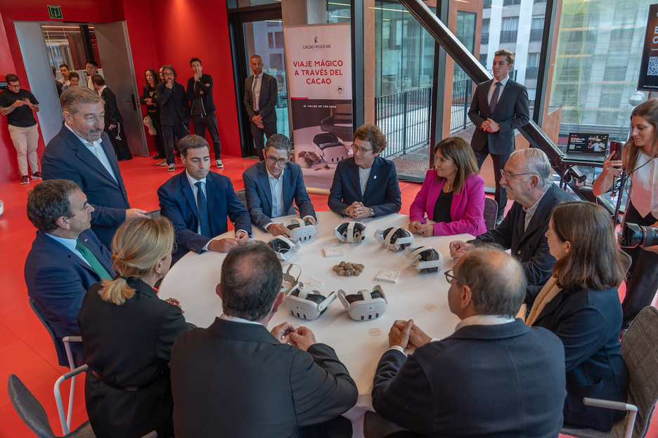 Los presentes atienden las explicaciones de Joan Roca. Los presentes atienden las explicaciones de Joan Roca.