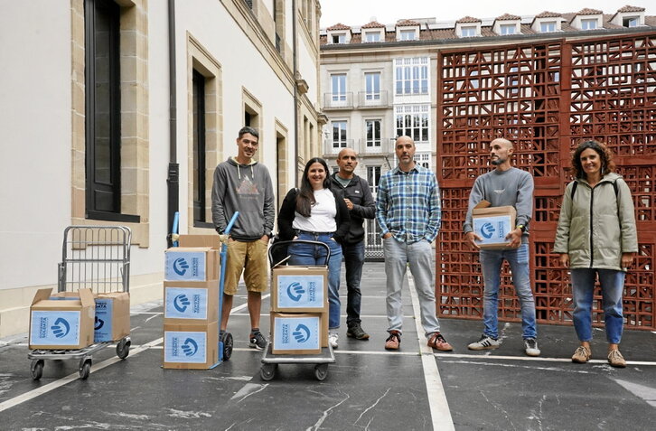 Los sindicatos proponentes entregaron en el Parlamento 138.495 firmas de apoyo a su ILP.