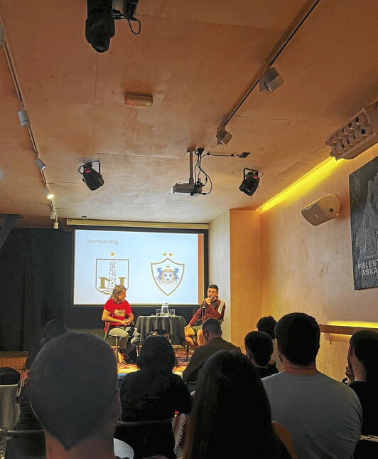 Iñaki Etaio eta Asier Ansoleaga hizlariak, Bira kulturgunean.