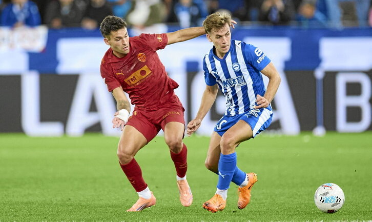 El albiazul Pablo Ibáñez se hizo con el control del centro del campo ante el Valencia.