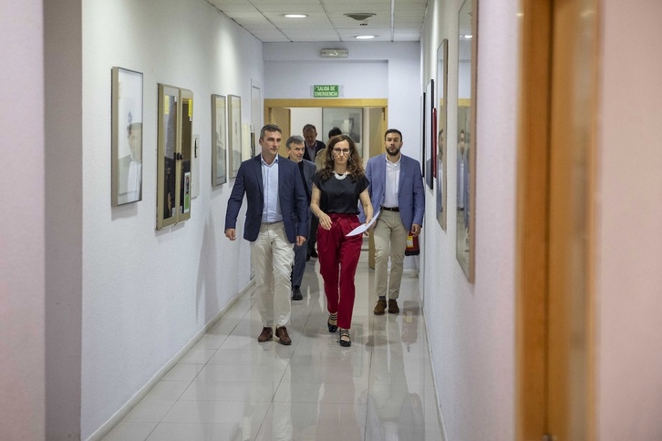 La ministra de Sanidad, Mónica García, junto a representantes de asociaciones de afectados por ELA.