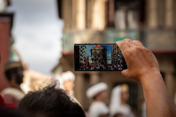 Mundua pantailen bidez ikusten