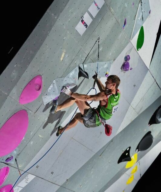 Mikel Linacisoro horman gora, eginahal betean.