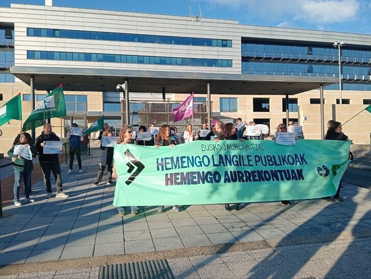 Concentración de ELA en la sede de Lakua este martes.