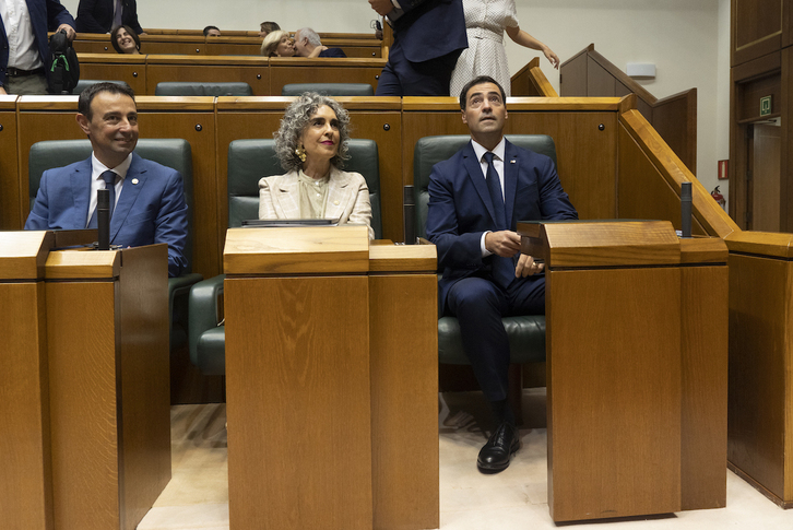 El vicelehendakari segundo, Mikel Torres, junto a la primera, Ibone Bengoetxea, y el lehendakari, Imanol Pradales.