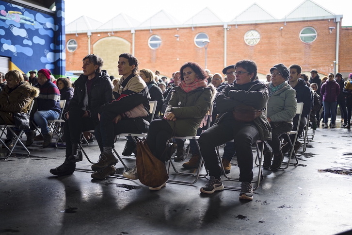 Izaskun Ugarte, eskuinetik bigarrena, Hodei eta Haize alabekin, iazko urtarrilean, ‘Txapela’ hil zuteneko 40. urteurrenean.