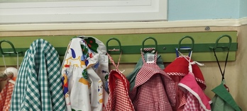 Batas de niños de Infantil en el colegio Martín de Azpilicueta. 