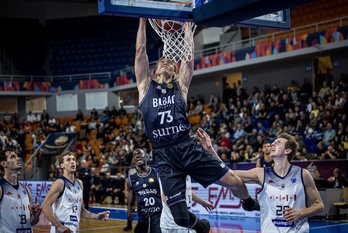 Lazarevic se cuelga a placer, explotando la debilidad defensiva checa.