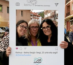 Aitziber, Naia y Maitane, en la fiesta de celebración del 25 aniversario de Keinu.