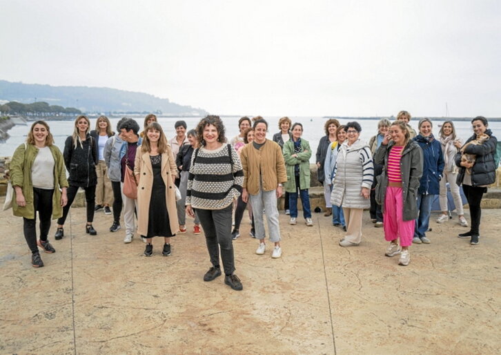 Amuitz elkarteko kide batzuk, Maria Carrera erdian dutela.