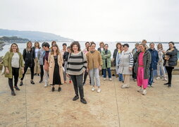 Amuitz elkarteko kide batzuk, Maria Carrera erdian dutela.