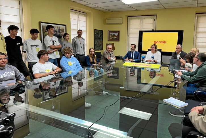 Portugaleteko DBH, Batxilergo eta LHko ikasleak, ekimenaren aurkezpenean.