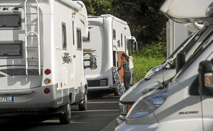 Autokarabanak udan, artxiboko irudi batean.