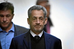 Sarzkozy se dirige apesadumbrado a su coche para partir a la prisión de La Santé.