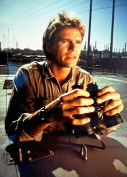 MacGyver, problema (grande), solución (casera).