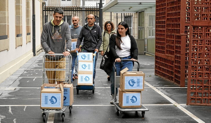 Los sindicatos proponentes de la ILP entregaron las firmas el 21 de agosto en el Parlamento.