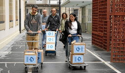 Los sindicatos proponentes de la ILP entregaron las firmas el 21 de agosto en el Parlamento.