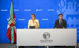 La portavoz del Gobierno, María Ubarretxena, y el vicelehendakari segundo, Mikel Torres, tras el Consejo de ayer.