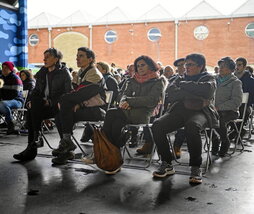 Ugarte, eskuinetik bigarrena, bere bi alabekin.